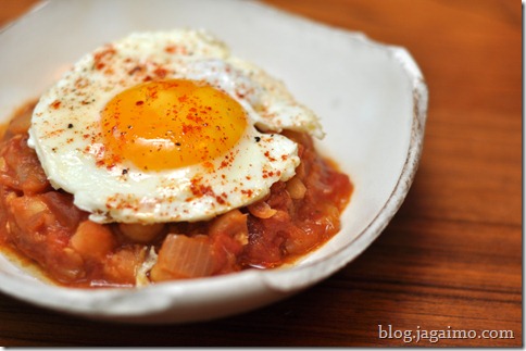 Chickpeas moorish-style with paprika and egg