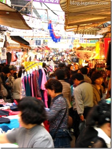 Clothing bazaar in Namdaemun